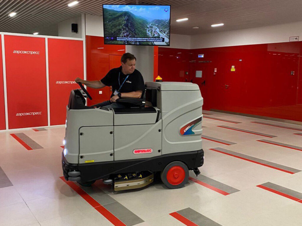 نظافت صنعتی با اسکرابر سرنشین دار