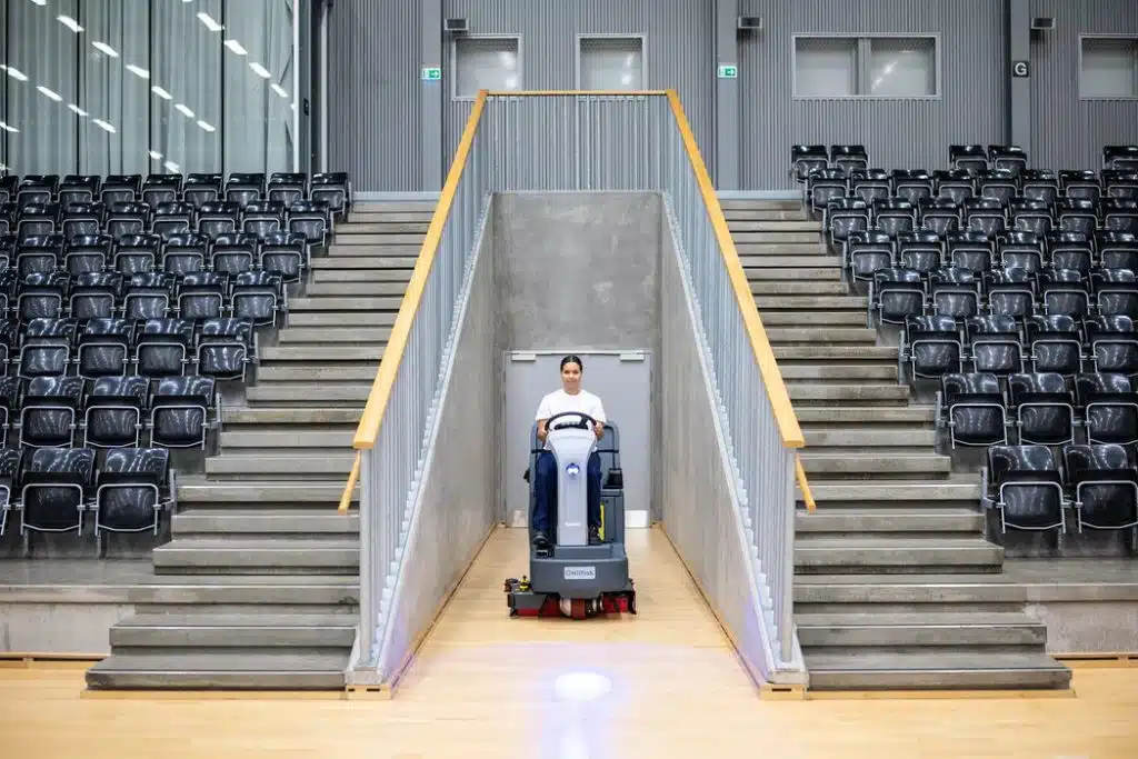 نقش اسکرابرهای صنعتی در نظافت استادیومها پس از بازی نظافت زمین مسابقات ورزشی پس از مسابقه