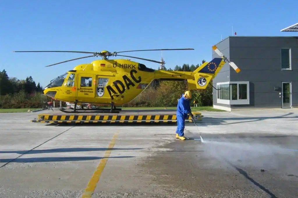 نظافت فرودگاه و آشیانه هواپیما با واترجت