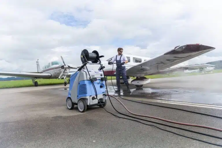 نظافت هواپیما و باند فرودگاه با واترجت صنعتی