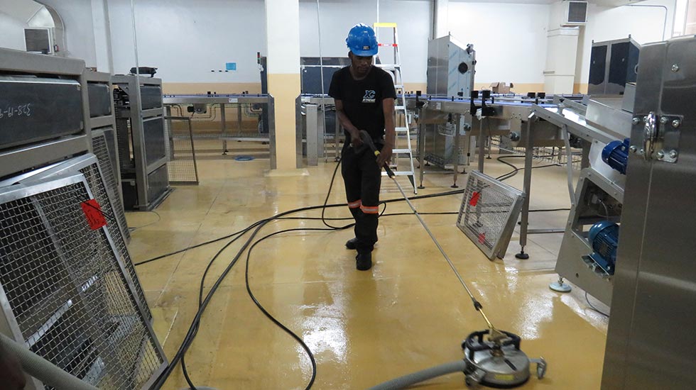 نظافت سطح زمین کارخانه نان و کلوچه